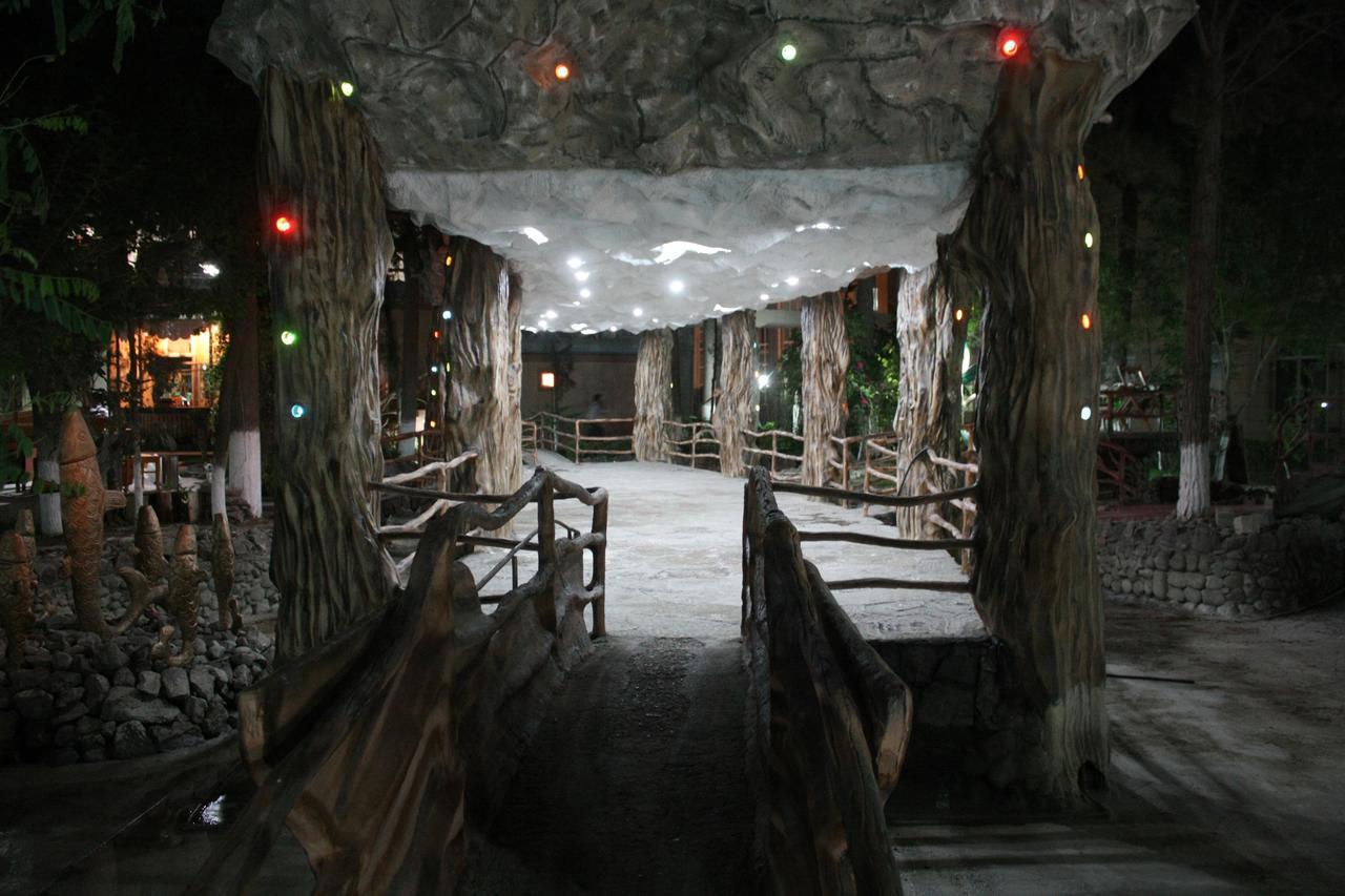 Titanik Hotel Bakoe Buitenkant foto
