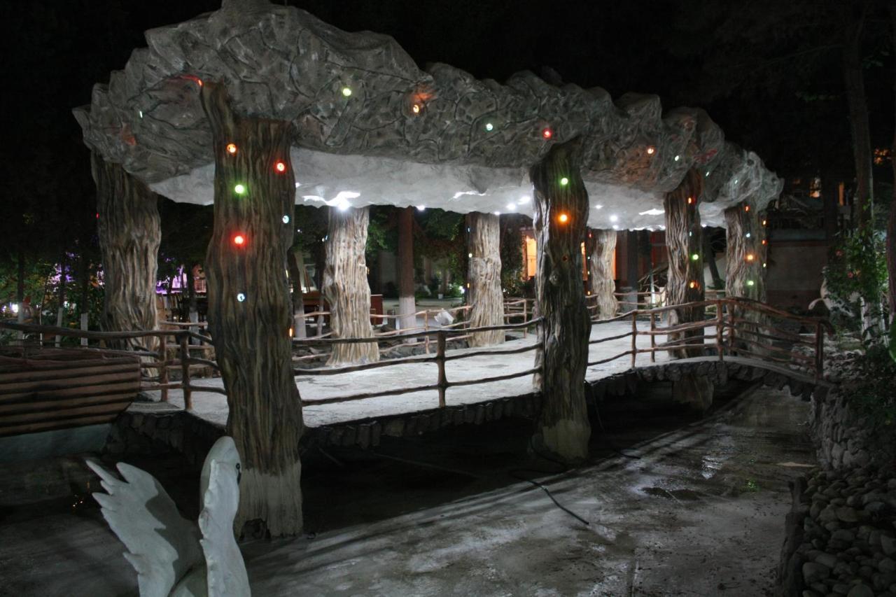 Titanik Hotel Bakoe Buitenkant foto